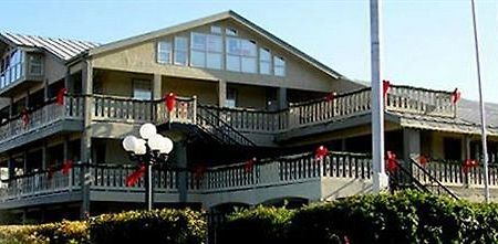 Sunday House Inn And Suites Fredericksburg Exterior photo
