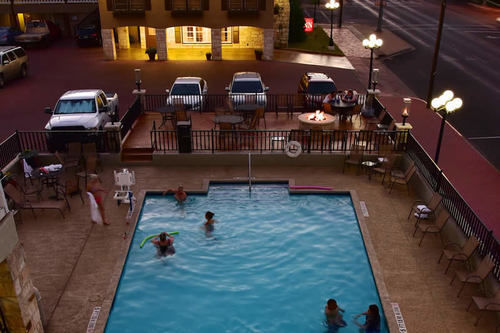 Sunday House Inn And Suites Fredericksburg Exterior photo