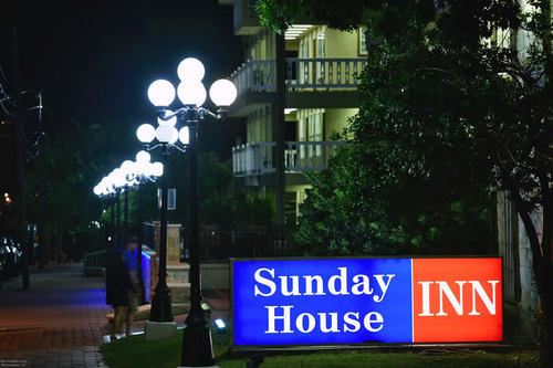 Sunday House Inn And Suites Fredericksburg Exterior photo